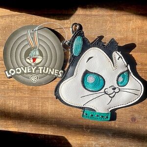 MIRACULOUS (small) RESTOCK!!
NWT 𝐑𝐀𝐑𝐄 VINTAGE “CLEO” PUSSYFOOT COIN PURSE w/CLIP